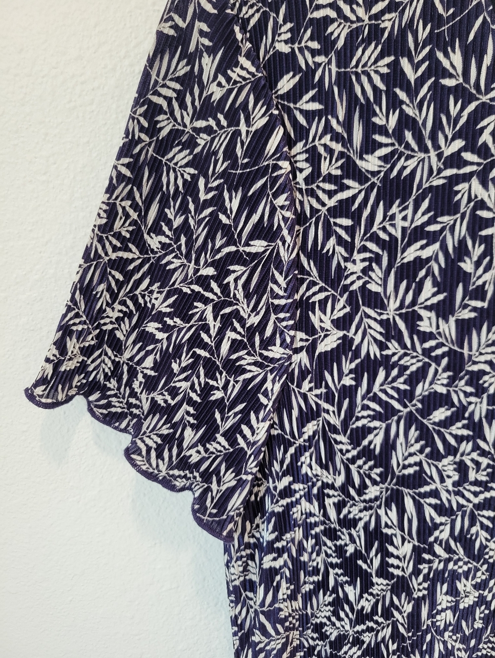 Connected Apparel Women’s Size 12 Navy White Leaf Midi Dress Pleated V Neck Tier - Picture 3 of 6